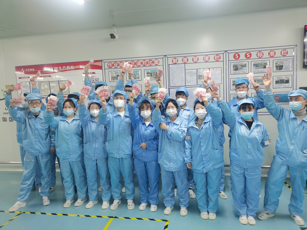 LEwin乐玩微电经营班子为员工发放“开年红包”